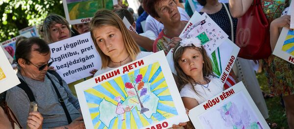 Акция в защиту русских школ в Риге. 2 июня 2018 г. - Sputnik Latvija