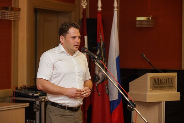 Исполнительный директор издательства Молодая Гвардия Роман Косыгин на презентации мемуаров Антонины Пикуль в Доме Москвы в Риге - Sputnik Латвия