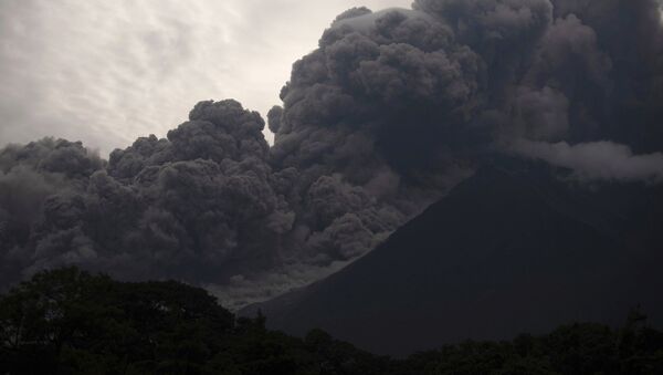 Извержение вулкана Фуэго в Гватемале, 3 июня 2018 - Sputnik Латвия