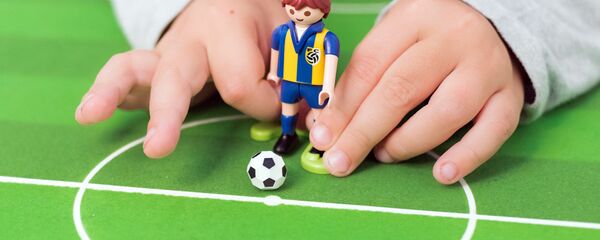 Ребенок играет в футбол - Sputnik Латвия