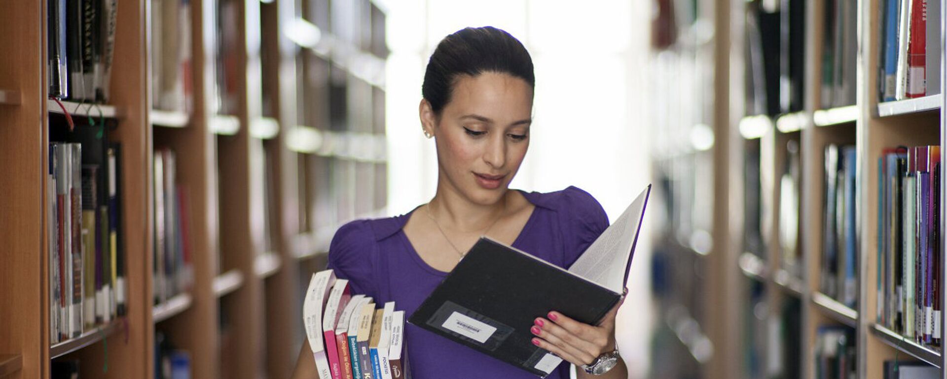 Девушка в библиотеке - Sputnik Латвия, 1920, 05.08.2025