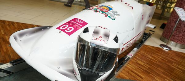 Боб-двойка бронзовых призеров зимних олимпийских игр в Пхенчхане Оскарса Мелбардиса и Яниса Стренги - Sputnik Латвия