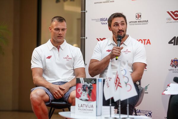 Янис Стренга и Оскарс Мелбардис, латвийские бобслеисты, бронзовые призеры зимних олимпийских игр в Пхенчхане - Sputnik Латвия