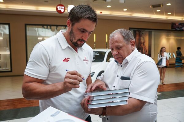 Оскарс Мелбардис раздает автографы - Sputnik Латвия