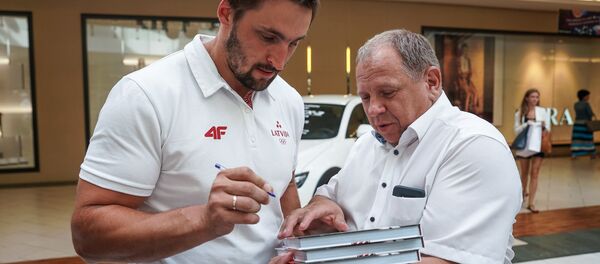 Оскарс Мелбардис раздает автографы - Sputnik Латвия