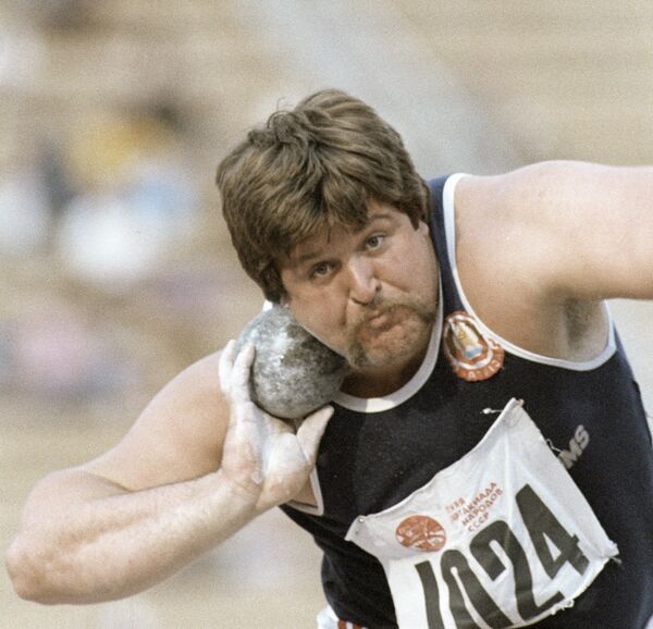 Победитель соревнований по толканию ядра Янис Боярс на VIII летней Спартакиаде народов СССР 1983 года - Sputnik Латвия