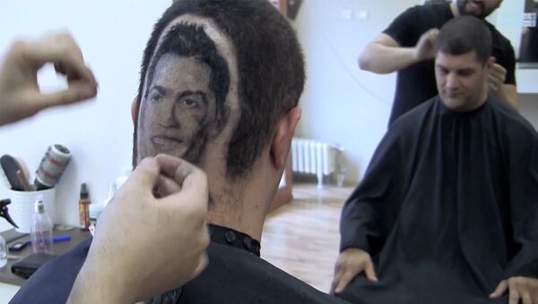 Сербский парикмахер выбрил на затылке клиента портрет Роналду - Sputnik Латвия