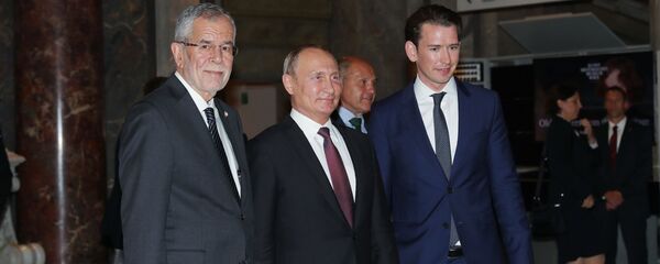 Президент РФ Владимир Путин, федеральный президент Австрийской Республики Александр Ван дер Беллен (слева) и федеральный канцлер Австрии Себастьян Курц (справа) во время посещения Венского музея истории искусств, 5 июня 2018 - Sputnik Латвия