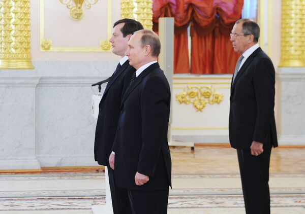 Президент России Владимир Путин (второй слева) и чрезвычайный и полномочный посол Эстонской Республики Арти Хилпус (слева) на церемонии вручения верительных грамот 15 послов иностранных государств в Александровском зале Большого Кремлёвского дворца. Справа - министр иностранных дел РФ Сергей Лавров. - Sputnik Латвия