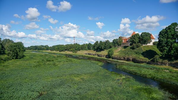 Река Мемеле и средневековый замок на холме в городе Бауска - Sputnik Латвия