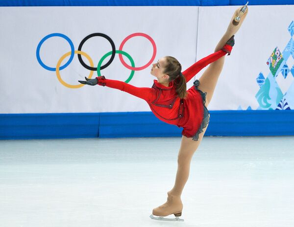 Юлия Липницкая (Россия) выступает в произвольной программе женского одиночного катания командных соревнований по фигурному катанию на XXII зимних Олимпийских играх в Сочи. - Sputnik Латвия