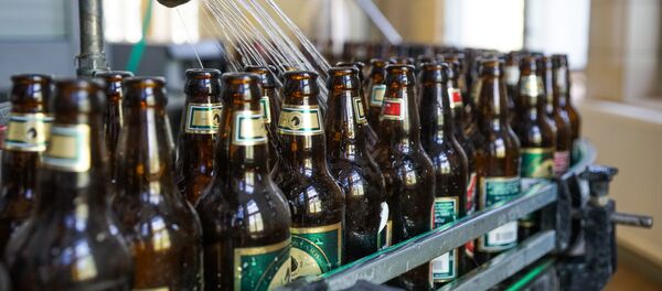 Бывшие в употреблении бутылки двигаются по  конвейеру Бывшие в употреблении бутылки двигаются по  конвейеру - Sputnik Latvija