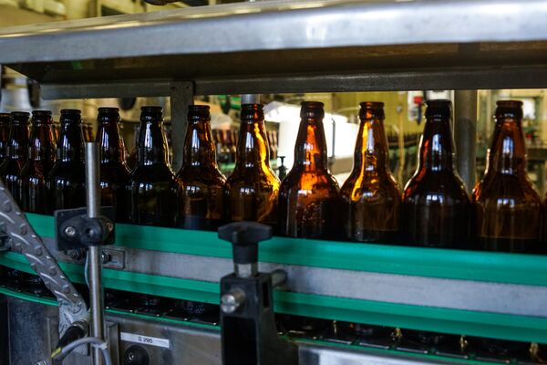 Пивные бутылки на  конвейере - Sputnik Латвия