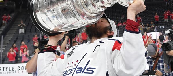 Александр Овечкин целует Кубок Стэнли после победы над Вегас Голден Найтс - Sputnik Латвия
