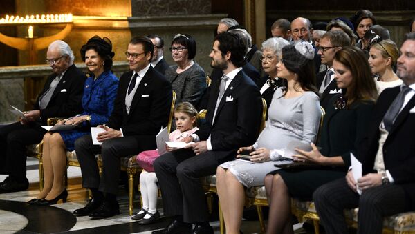 Королевская семья Швеции посещают молебен в честь новорожденного принца Оскар Карл Олоф - Sputnik Латвия