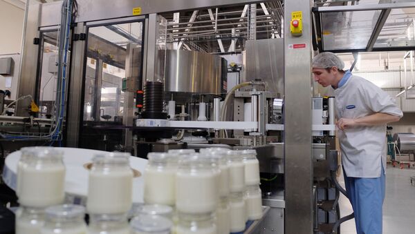 Сотрудник на производственной линии по упаковке молочной продукции - Sputnik Латвия