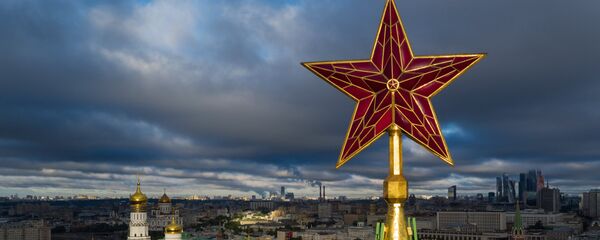 Звезда на Спасской башне Московского Кремля. Звезда на Спасской башне Московского Кремля. - Sputnik Latvija