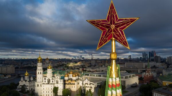 Звезда на Спасской башне Московского Кремля. - Sputnik Latvija