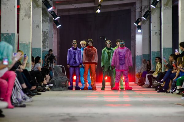 Коллекции и оформление зала были выдержаны в стиле 90-х - Sputnik Латвия