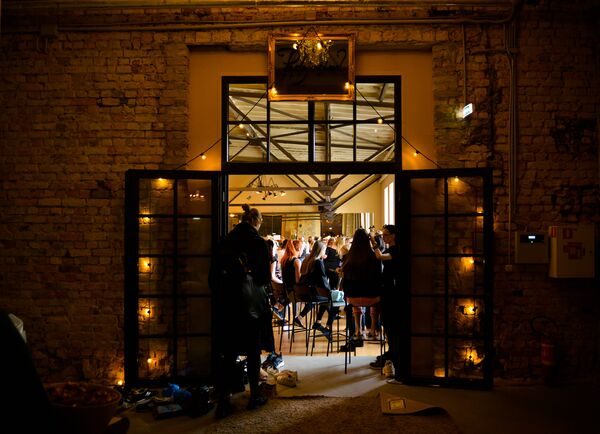 Ежегодный смотр студенческих коллекций прошел в пустующем фабричном ангаре - Sputnik Латвия