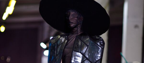 В топе были выразительные головные уборы и маски В топе были выразительные головные уборы и маски - Sputnik Латвия