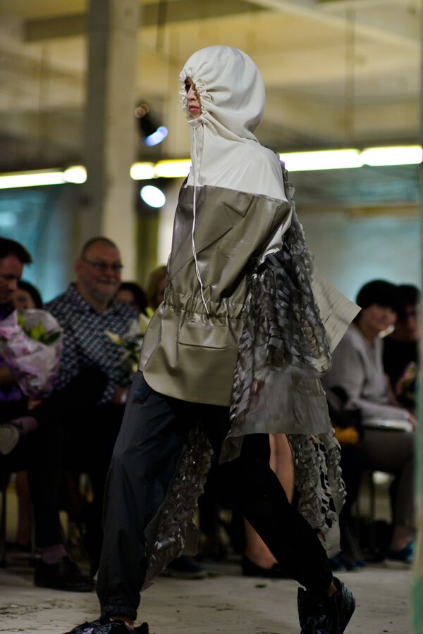 Во многих коллекциях считывалась тема озабоченности наплывом беженцев в Европу - Sputnik Латвия