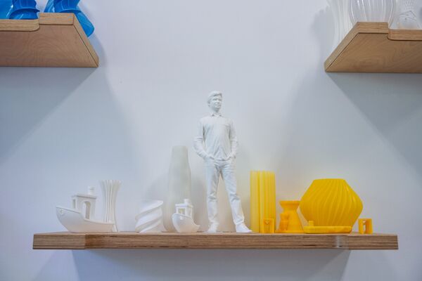 В офисе MASS PORTAL можно встретить различные предметы распечатанные на 3D-принтере В офисе MASS PORTAL можно встретить различные предметы распечатанные на 3D-принтере - Sputnik Латвия