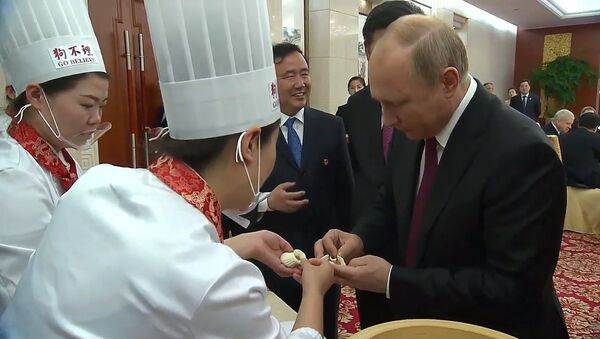 Путин приготовил китайские блины и пельмени - Sputnik Latvija