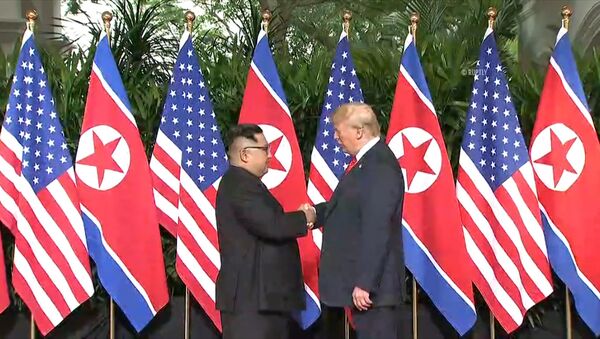 Лидеры США и Северной Кореи обменялись рукопожатием на саммите в Сингапуре - Sputnik Латвия