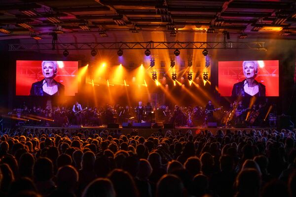 Рок-группа Ночные снайперы и Государственный симфонический оркестр под управлением Юрия Башмета выступили в концертном зале Дзинтари, в Юрмале - Sputnik Латвия