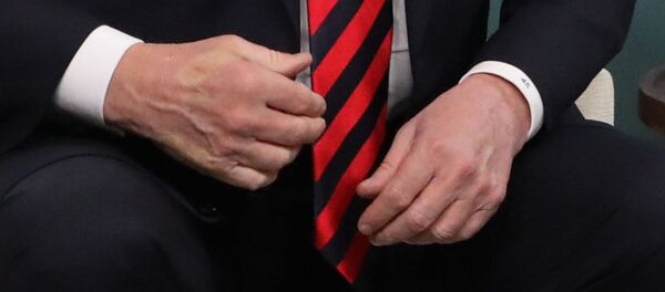 Отпечаток пальца французского президента Эммануэля Макрона на руке президента США Дональда Трампа после того, как они обменялись рукопожатием во время двусторонней встречи на саммите G7 в Шарлеоике, Квебек, Канада. 8 июня 2018 - Sputnik Latvija