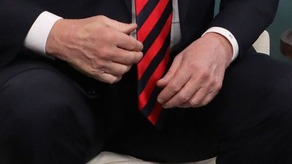 Отпечаток пальца французского президента Эммануэля Макрона на руке президента США Дональда Трампа после того, как они обменялись рукопожатием во время двусторонней встречи на саммите G7 в Шарлеоике, Квебек, Канада. 8 июня 2018 Отпечаток пальца французского президента Эммануэля Макрона на руке президента США Дональда Трампа после того, как они обменялись рукопожатием во время двусторонней встречи на саммите G7 в Шарлеоике, Квебек, Канада. 8 июня 2018 - Sputnik Латвия