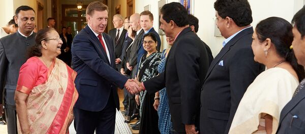 Latvijas premjerministrs Māris Kučinskis tiekas ar delegāciju no Indijas, ko vada parlamenta apakšpalātas spīkeris Sumitra Mahadžāns Latvijas premjerministrs Māris Kučinskis tiekas ar delegāciju no Indijas, ko vada parlamenta apakšpalātas spīkeris Sumitra Mahadžāns - Sputnik Latvija