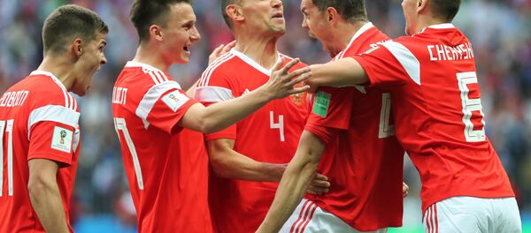 Игроки сборной России Роман Зобнин, Александр Головин, Сергей Игнашевич, Артем Дзюба и Денис Черышев (Россия) радуются забитому мячу в матче группового этапа чемпионата мира по футболу между сборными России и Саудовской Аравии - Sputnik Латвия