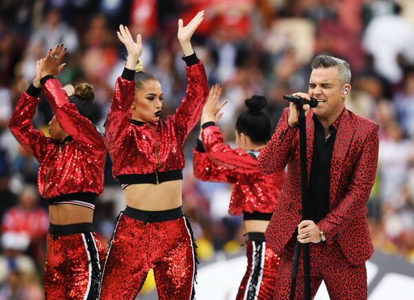 Певец Робби Уильямс выступает на церемонии открытия чемпионата мира по футболу 2018 на стадионе Лужники Певец Робби Уильямс выступает на церемонии открытия чемпионата мира по футболу 2018 на стадионе Лужники - Sputnik Латвия