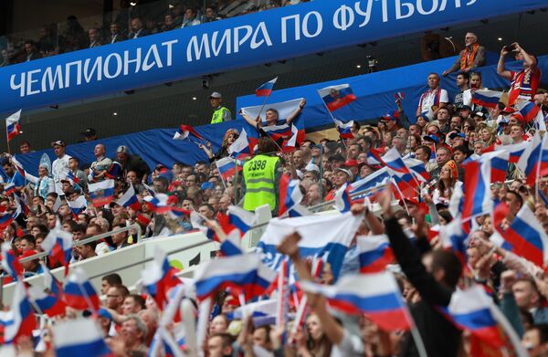 Болельщики сборной России на матче группового этапа чемпионата мира по футболу между сборными России и Саудовской Аравии Болельщики сборной России на матче группового этапа чемпионата мира по футболу между сборными России и Саудовской Аравии - Sputnik Латвия