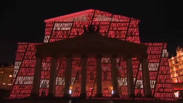 Световое шоу на фасаде Большого театра накануне ЧМ-2018 по футболу - Sputnik Латвия