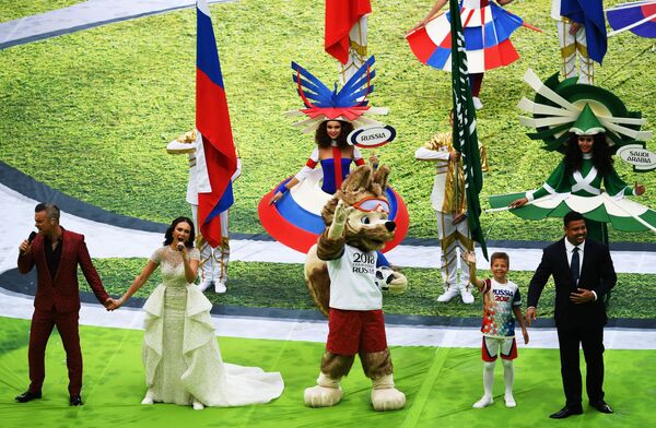 Певец Робби Уильямс и оперная певица Аида Гарифуллина выступают на церемонии открытия чемпионата мира по футболу - 2018 на стадионе Лужники - Sputnik Латвия