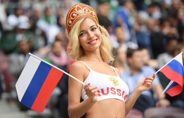 Болельщица сборной России перед матчем группового этапа чемпионата мира по футболу между сборными России и Саудовской Аравии - Sputnik Латвия