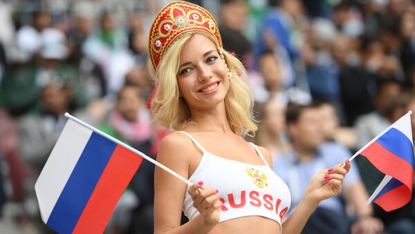 Болельщица сборной России перед матчем группового этапа чемпионата мира по футболу между сборными России и Саудовской Аравии - Sputnik Латвия