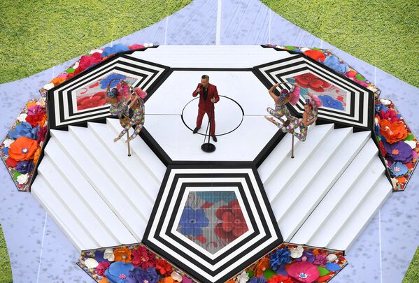Певец Робби Уильямс выступает на церемонии открытия чемпионата мира по футболу - 2018 на стадионе Лужники - Sputnik Латвия