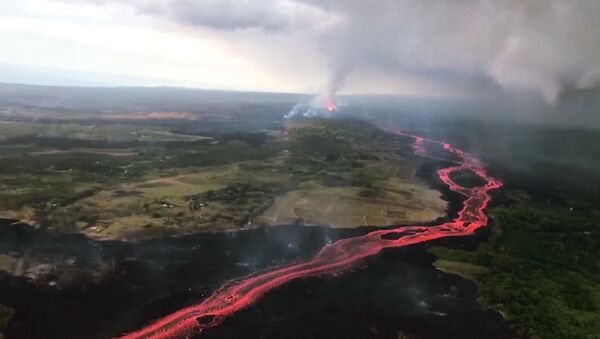Извержение вулкана на Гавайях продолжается пятую неделю - Sputnik Латвия