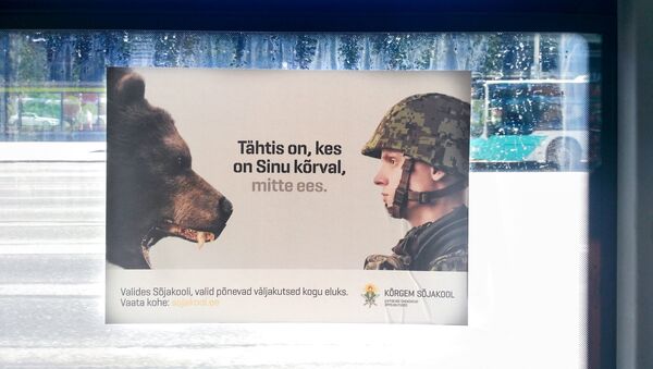 Плакат в таллинском автобусе - Sputnik Латвия