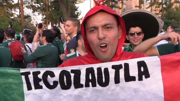 Мексиканские болельщики радуются победе своей сборной над Германией - Sputnik Латвия