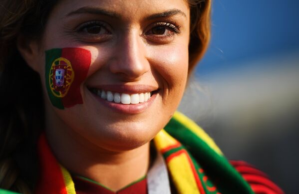 Болельщица сборной Португалии перед матчем группового этапа чемпионата мира по футболу между сборными Португалии и Испании. - Sputnik Латвия