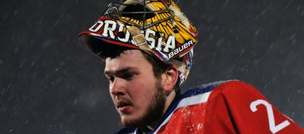 Вратарь ЦСКА Максим Третьяк в гала-матче между ХК СКА МВО (Тверская область) и ХК ЦСКА (Москва), который проходил на открытом стадионе Химик в рамках проекта Русская классика - 2016. - Sputnik Латвия