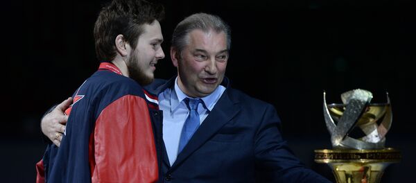 Вратарь ПХК ЦСКА Максим Третьяк (слева) и президент Федерации хоккея России Владислав Третьяк на церемонии награждения ПХК ЦСКА по итогам сезона в Москве. - Sputnik Латвия