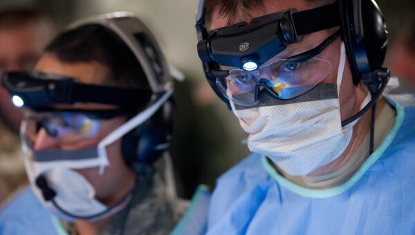 Медицинские работники во время операции - Sputnik Латвия