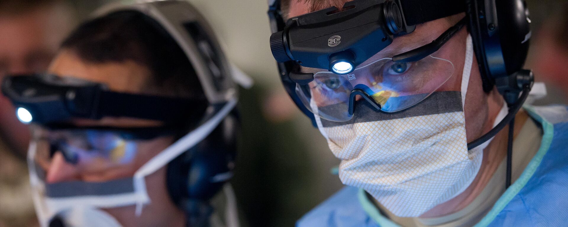 Медицинские работники во время операции - Sputnik Латвия, 1920, 19.06.2018