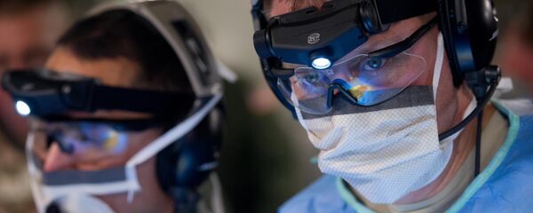 Медицинские работники во время операции - Sputnik Латвия